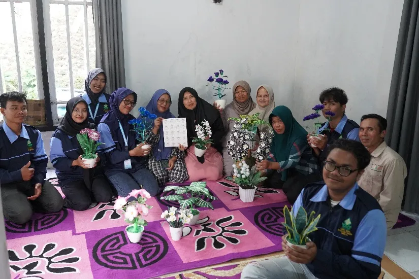 KKN UIN Walisongo Dukung UMKM Bunga Plastik Bekas di Wonosari