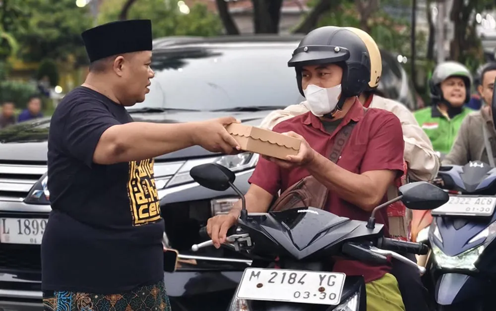Relawan Baguss Bagikan 1.000 Paket Takjil Rayakan Setahun Khofifah-Emil