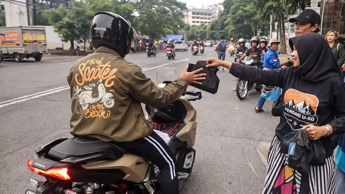 Komunitas Pendaki U-50 Jatim Bagikan Takjil dan Santunan Anak Yatim di Ramadan