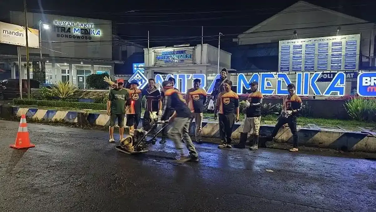 Aksi Swadaya Warga Bondowoso Perbaiki Jalan Berlubang