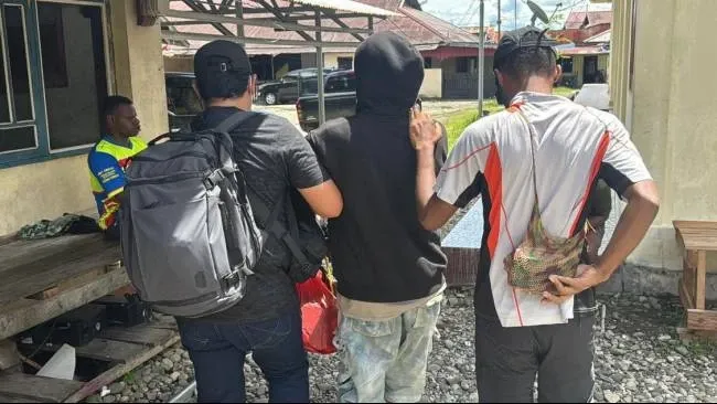 Satgas Cartenz Serahkan Tersangka KKB ke Kejaksaan