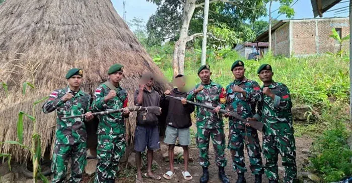 Warga Manusasi Serahkan Senjata Bekas Perang ke TNI AD