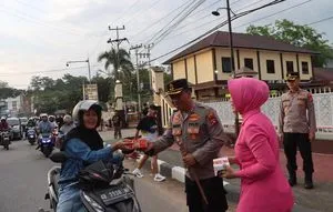 Polres Sanggau Ajak Masyarakat Berbagi Takjil di Bulan Ramadhan
