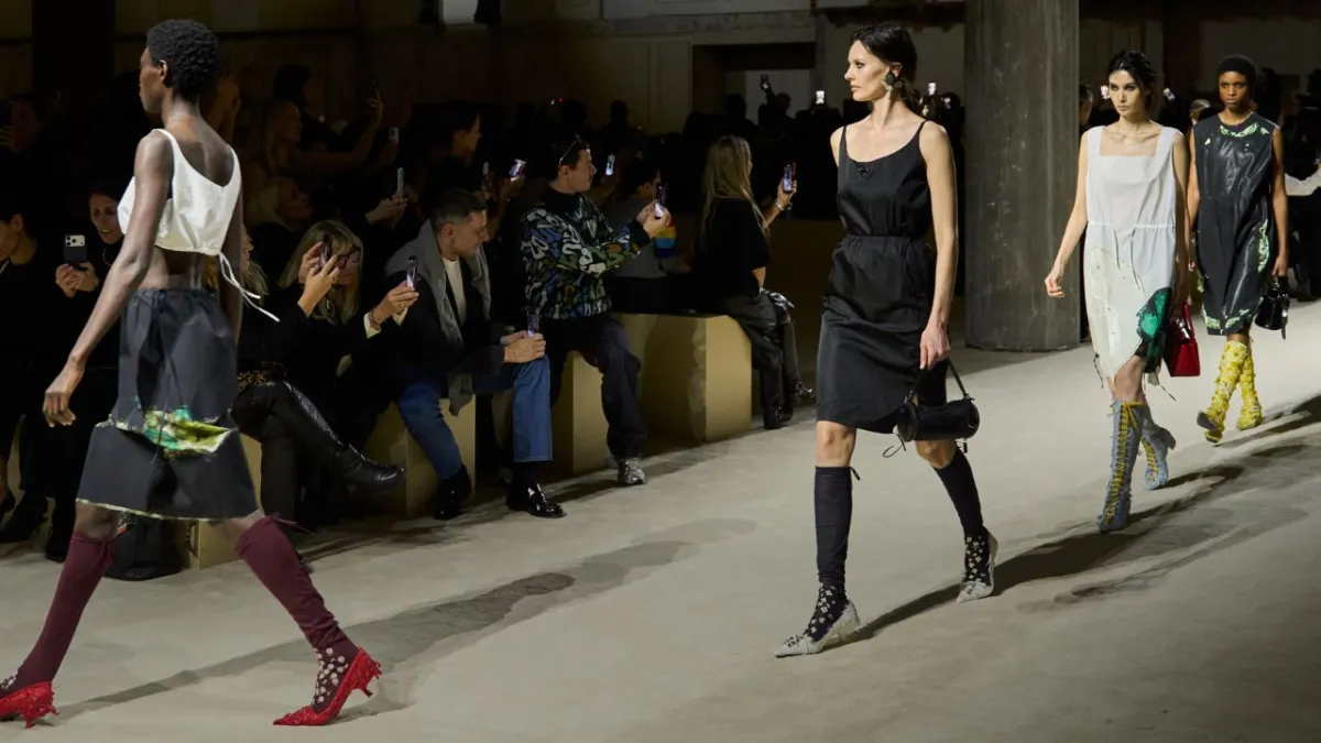Koleksi PRADA Fall/Winter 2026: Merayakan Identitas Berlapis Wanita