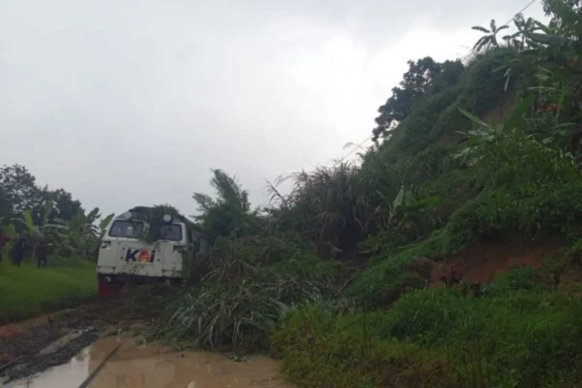 Longsor di Bandung Barat Ganggu Operasional KA Serayu