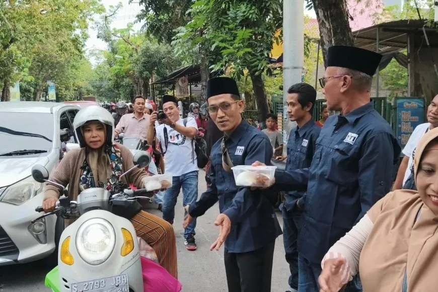 Penyandang Disabilitas di Lamongan Bagikan Takjil Ramadan untuk Pengendara