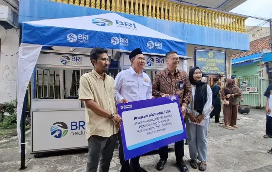 DPR RI dan BRI Salurkan Bantuan Modal untuk Lima UMKM Surabaya