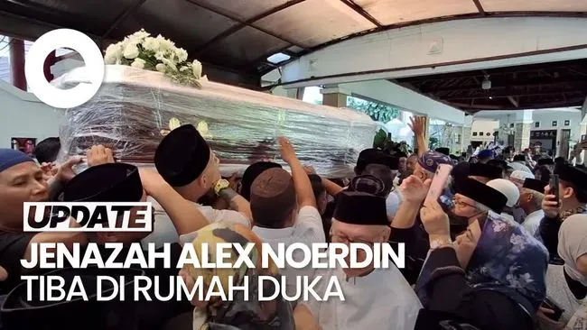 Isak Tangis Sambut Kedatangan Jenazah Alex Noerdin di Rumah Duka