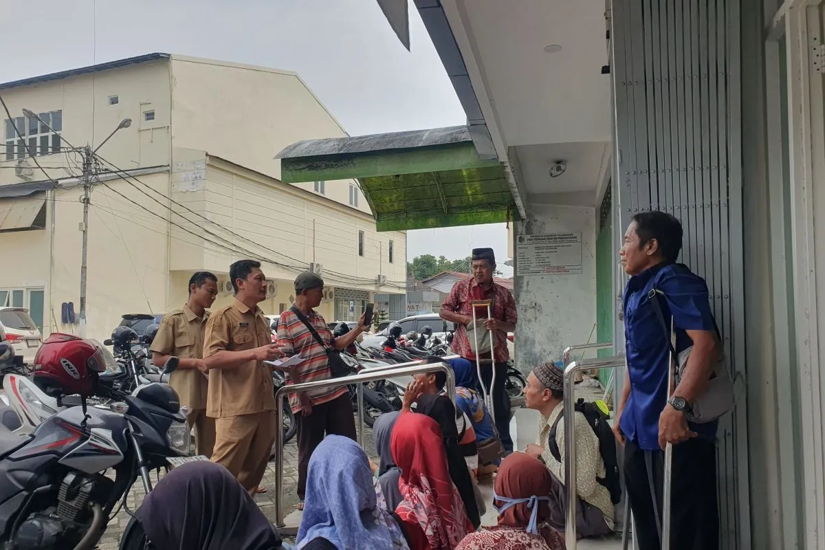 Penyandang Disabilitas Cek Status Bansos di Dinsos Tulungagung