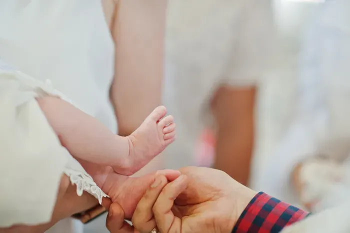 Waspada Mencium Bayi Saat Lebaran: Risiko Penyakit Mengintai