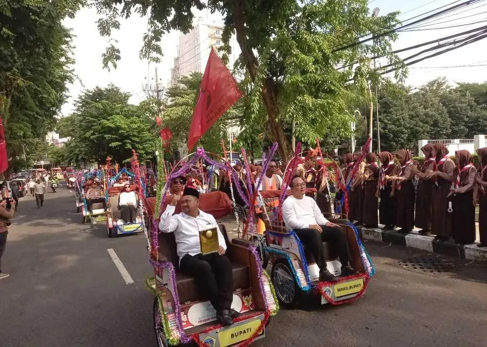 Bupati Gresik Rayakan Hari Jadi dengan Kirab Penghargaan Adipura