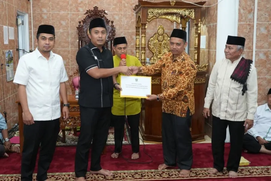 Safari Ramadan Pemprov Sumbar Salurkan Bantuan ke Masjid di Kota Solok