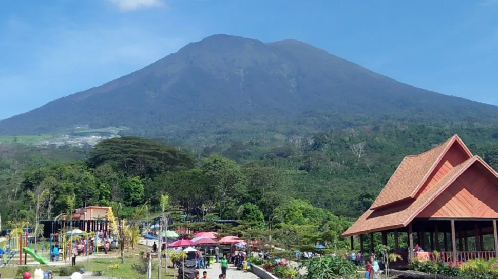 Erupsi Gunung Dempo: Kolom Abu 2.500 Meter dan Status Waspada