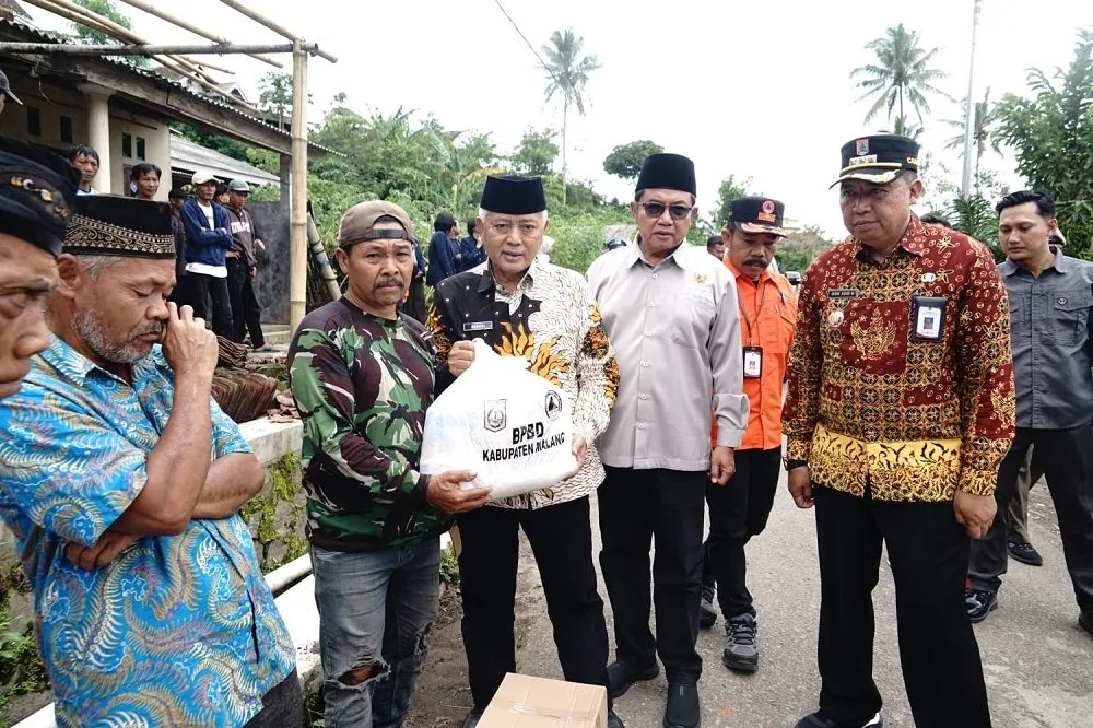 Bupati Malang Serahkan Bansos untuk Korban Puting Beliung di Poncokusumo