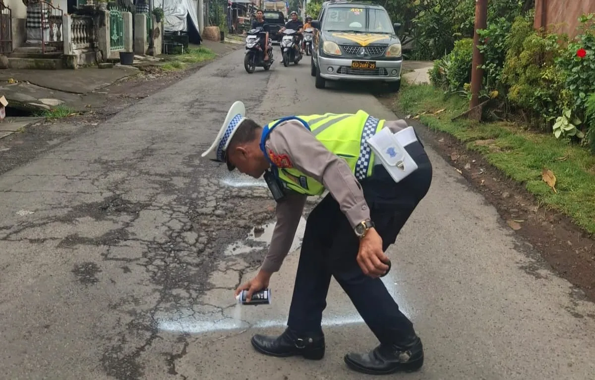 Polisi Tandai Titik Jalan Berlubang di Jalur Giri Emas–Jagaraga