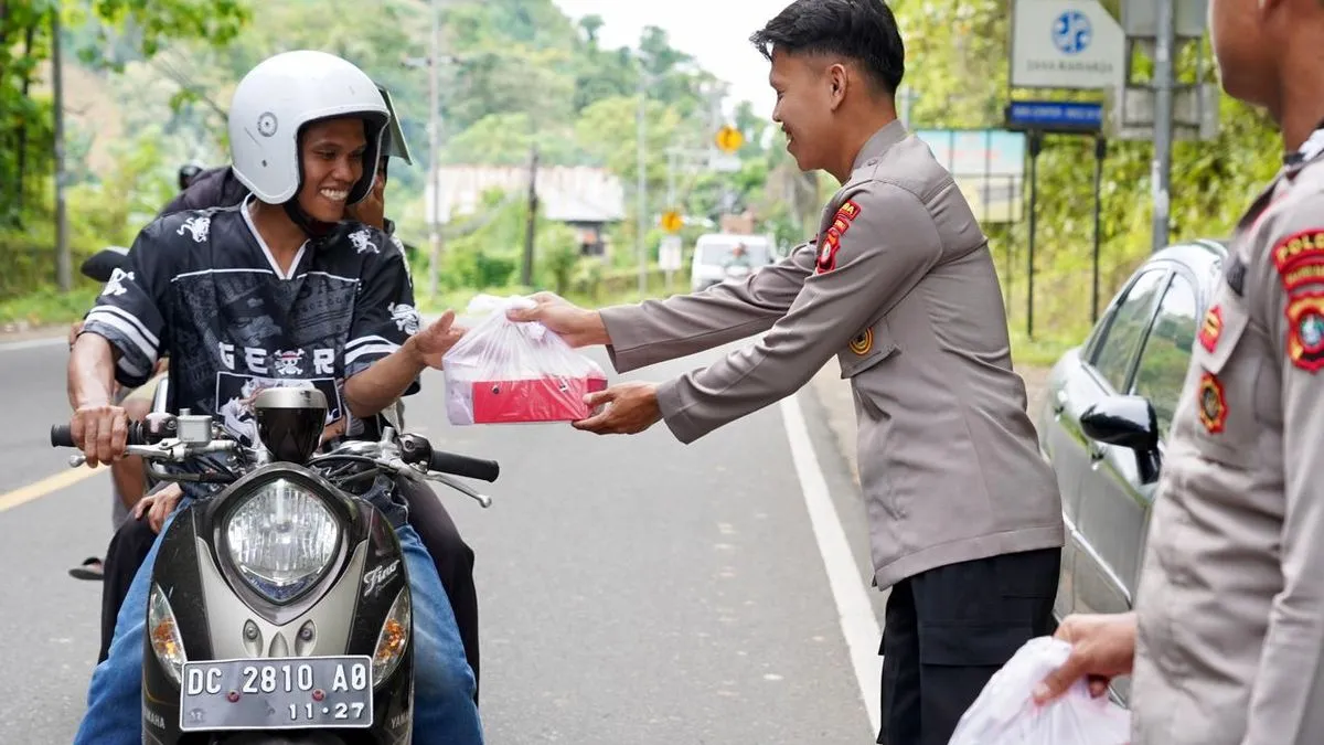 Polisi Polda Sulbar Bagikan Takjil kepada Pengendara Jelang Buka Puasa