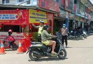 Personel Pos Pam Pasar Bengkayang Atur Lalu Lintas Selama Perayaan Imlek 2026