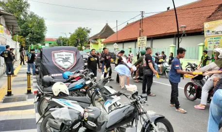 Komunitas Kadal Ireng dan King Police Bagikan Takjil Ramadhan
