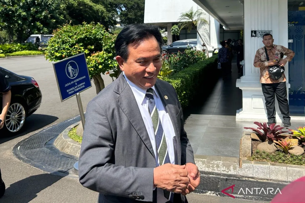Yusril Bayar Zakat dan Hadiri Sidang Kabinet di Istana