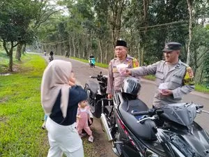 Polsek Cipatat Bagikan Takjil dan Patroli Cegah Balap Liar
