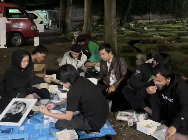 Karina Ranau Viral Sahur di Makam Suami, Ingatkan Jangan Ditiru