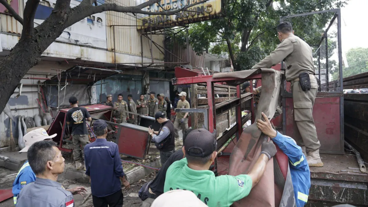 Penertiban Kios PKL di Cicadas oleh Satpol PP Kota Bandung