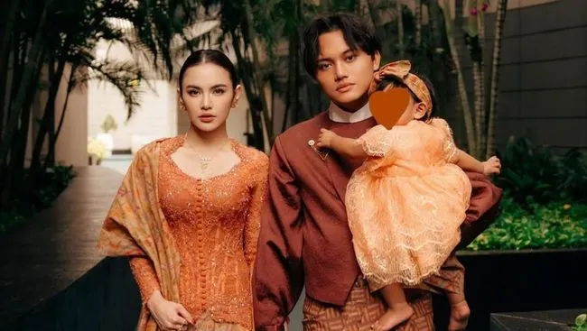 Artis Rayakan Lebaran Sambil Sembunyikan Wajah Anak
