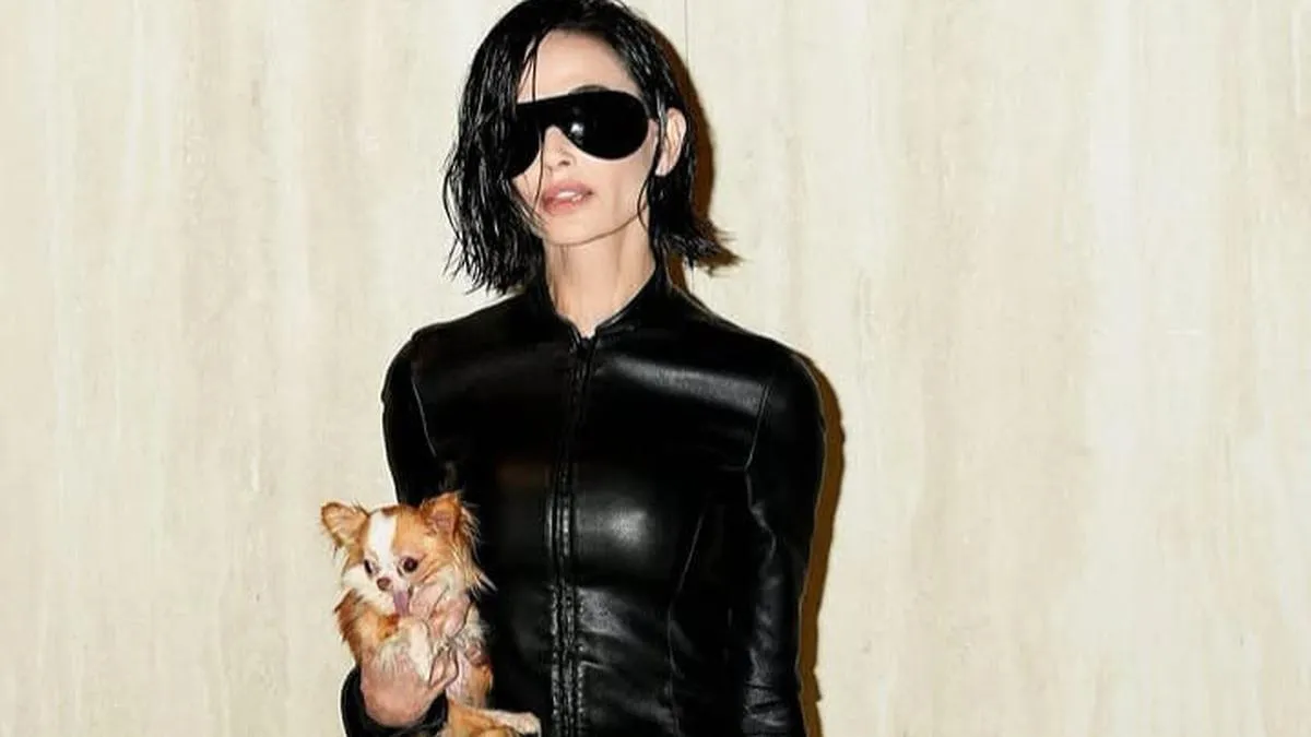 Demi Moore Tampil Berani dengan Gaya Rambut Bob di Milan Fashion Week 2026