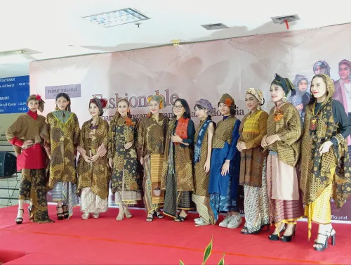 Nine Round Ajak Perempuan Indonesia Berbusana Khas Lewat Fashion Show