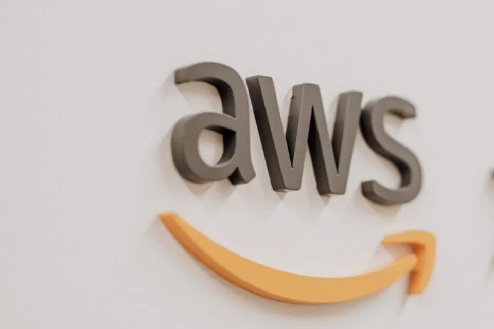 Kebakaran Pusat Data Amazon Web Services di UEA Ganggu Layanan Cloud