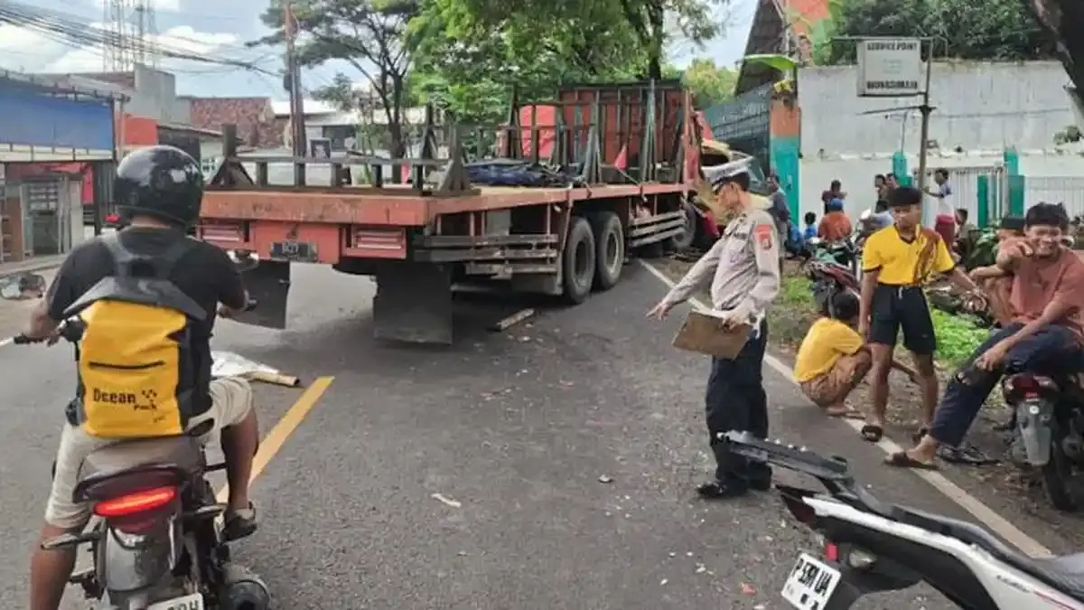 Kecelakaan Tiga Truk Ganggu Arus Lalu Lintas di Banyuwangi