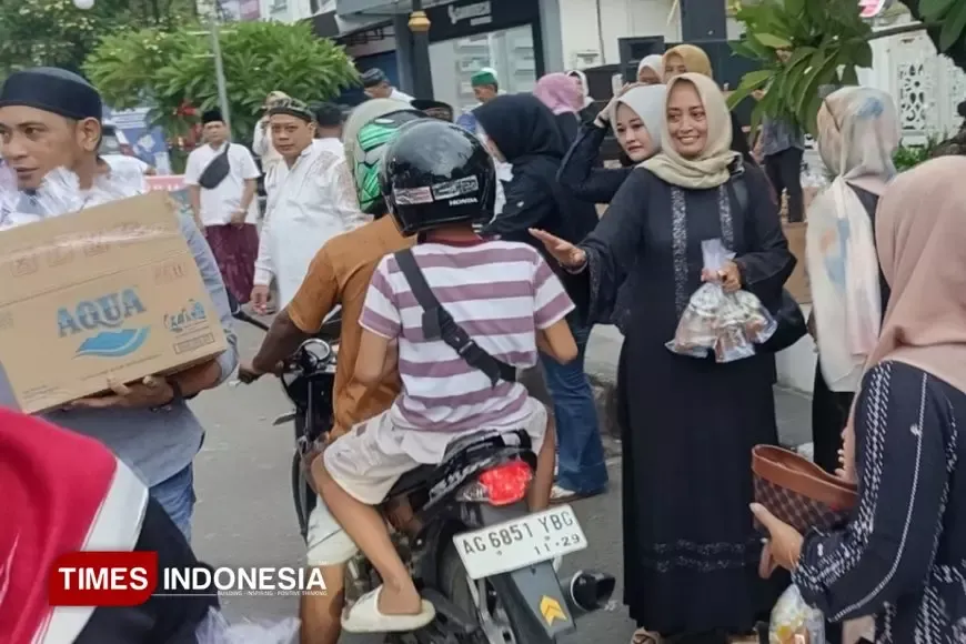 Komunitas Angkring Mangkring Bagikan 2.000 Takjil Gratis di Ponorogo