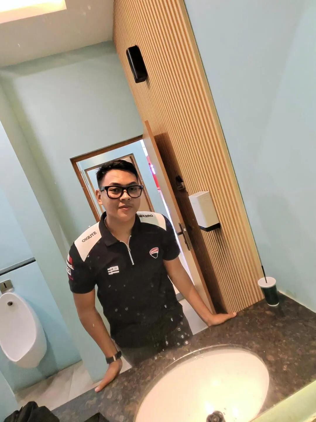 Alvin Mauladhan: Pemuda Cirebon Sukses Jadi Konten Kreator dengan Ray-Ban Meta Gen 2