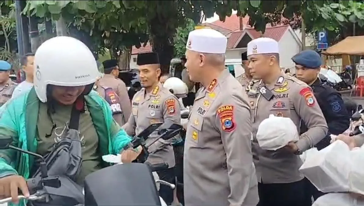 Polda Kalsel Bagikan Takjil Gratis di Bulan Ramadan
