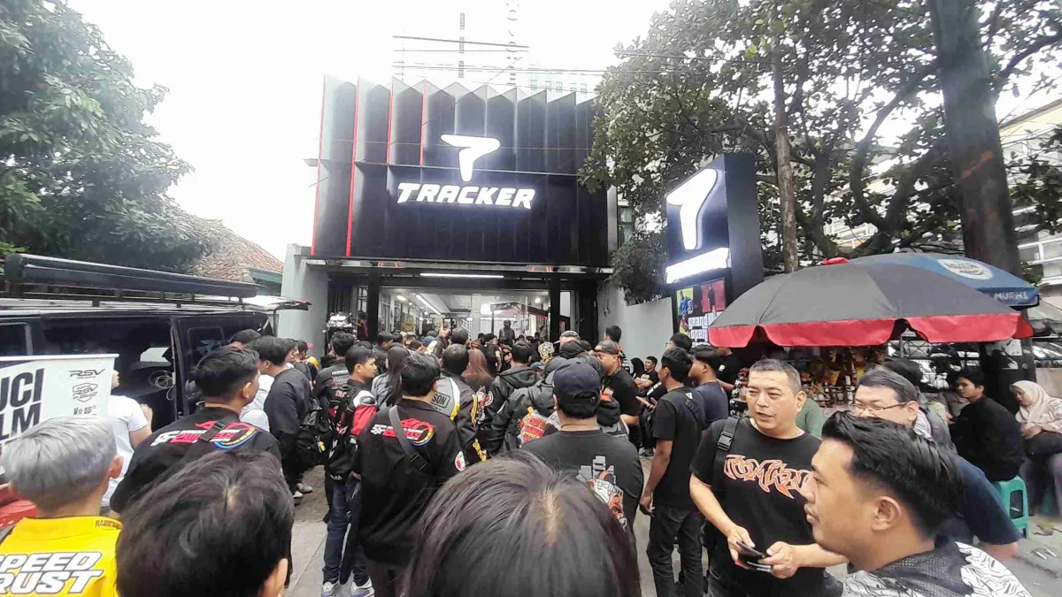 Grand Opening Apparel TRACKER di Bandung Dimeriahkan Ngabuburit Bersama Influencer Otomotif