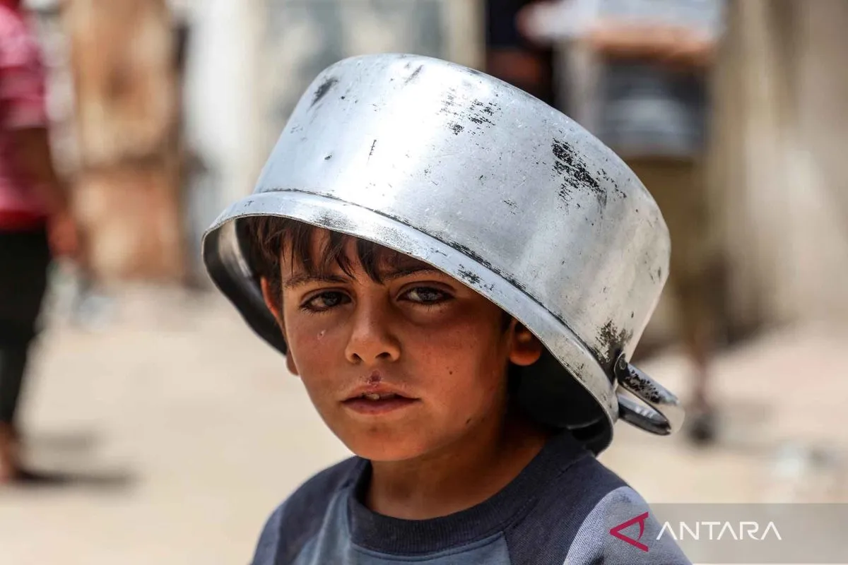 Anak Palestina Antre untuk Mendapatkan Bantuan Makanan di Gaza