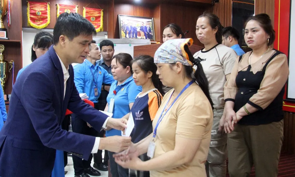 Wakil Presiden Konfederasi Buruh Vietnam Beri Penghargaan kepada Pekerja Ha Thanh Fashion