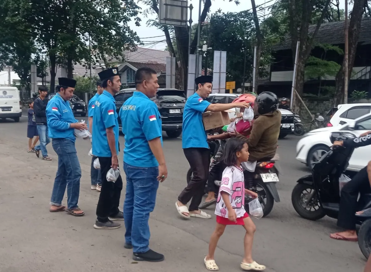 DPD KNPI Cirebon Gelar Aksi Sosial Berbagi Takjil di Bulan Ramadan