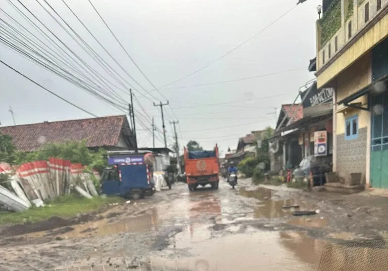 Kondisi Jalur Widasari–Cibogor Memprihatinkan, Pengendara Diminta Waspada