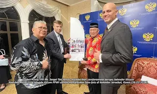 PPWI dan Kedubes Rusia Perkuat Hubungan Melalui Pertukaran Cenderamata
