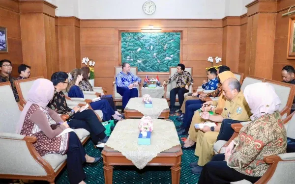 Wagub Jatim Emil Dardak Bahas Kerja Sama Pendidikan dan Transportasi dengan Inggris