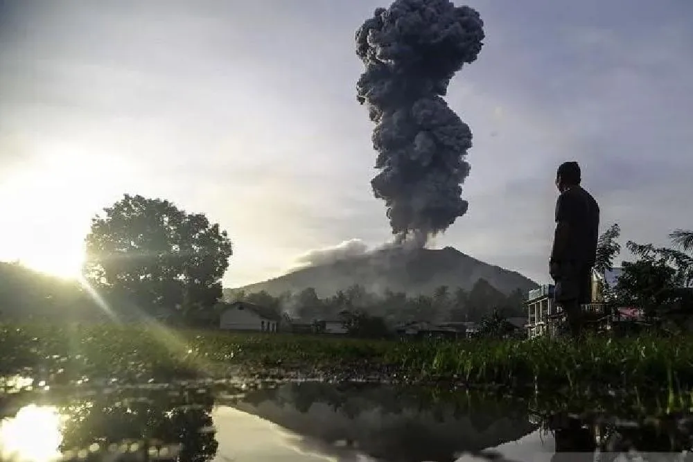 Badan Geologi Perluas Radius Aman Warga Pasca Erupsi Gunung Ibu
