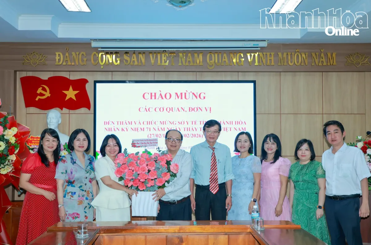 Pimpinan Media Khanh Hoa Ucapkan Selamat kepada Tenaga Medis pada Hari Dokter Vietnam