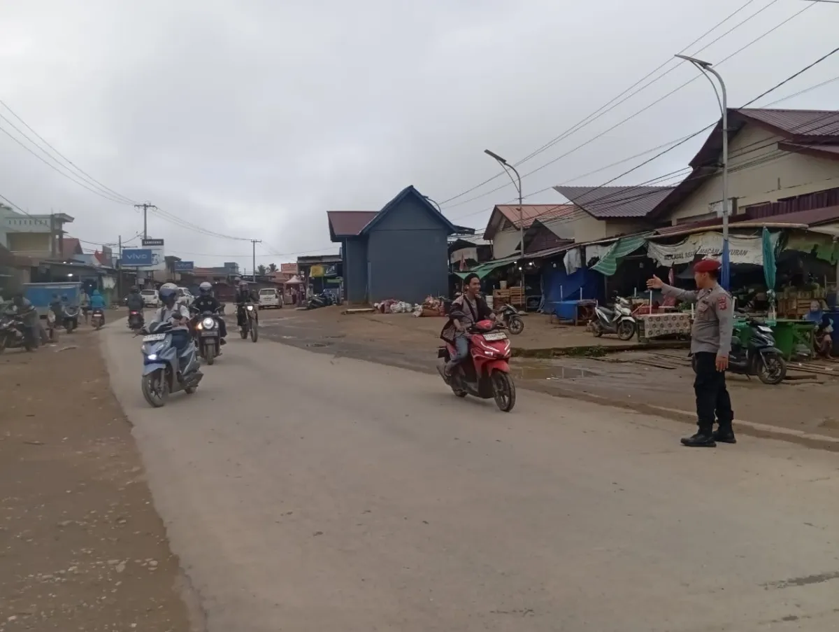Polisi Muara Wahau Pantau Lalu Lintas di Jalan Poros Wanasari dan Pasar Landasan
