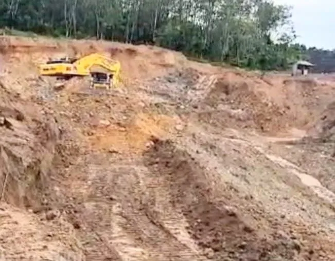 Kerusakan Jalan Desa Gunung Ulin Akibat Tambang Batu Bara Ilegal