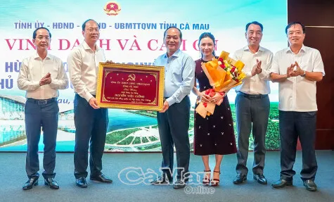Pemberian Plakat Emas untuk Pahlawan Buruh Nguyen Viet Cuong di Ca Mau