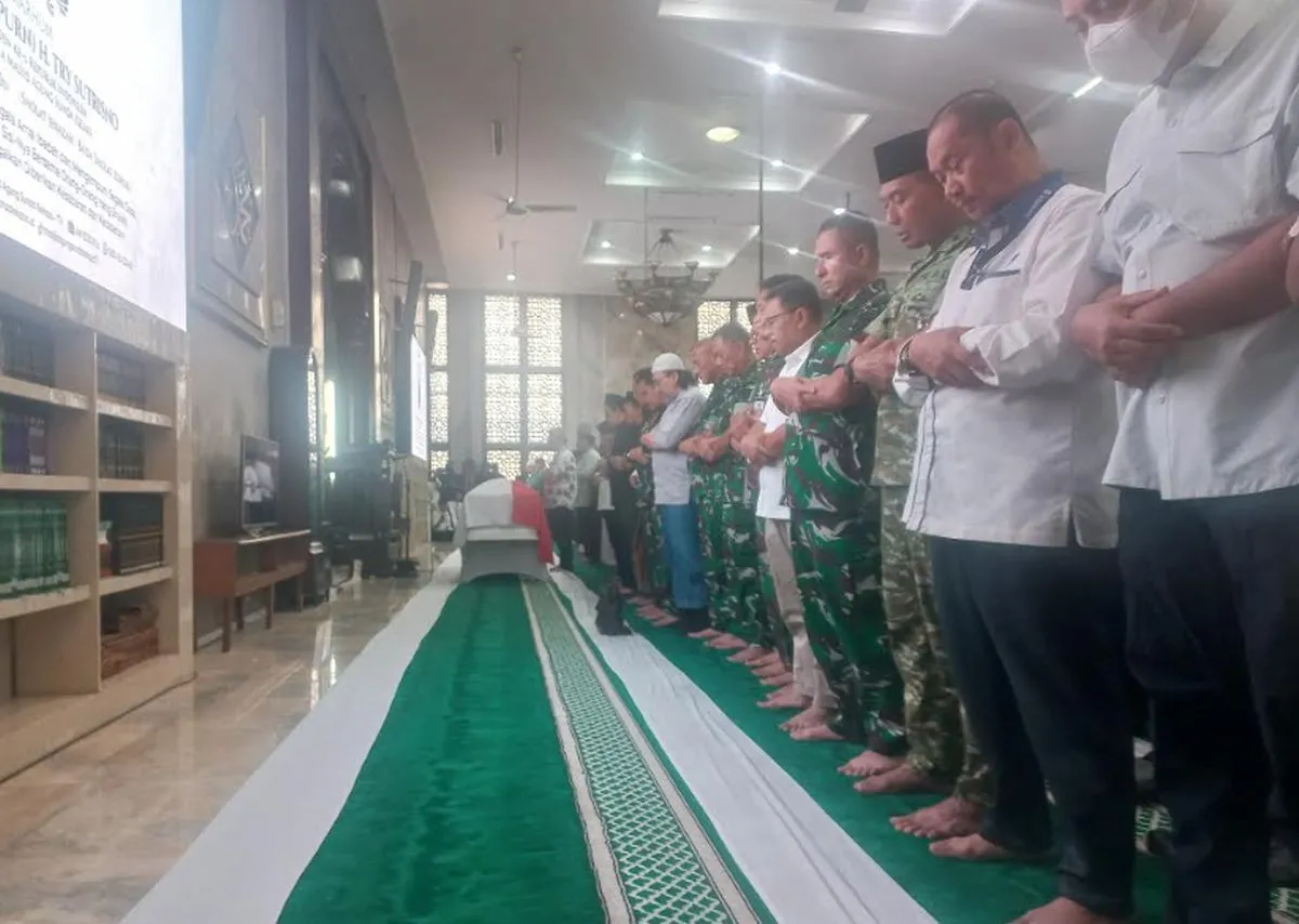 Taufik Dwi Cahyono Pimpin Sholat Jenazah Ayahnya, Try Sutrisno