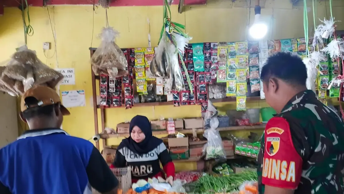 Pantau Stabilitas Sembako, Babinsa Koramil Manyar Gresik Blusukan ke Pasar Sidomukti