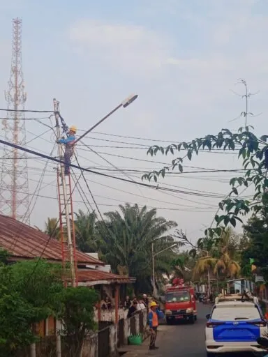 Petugas PLN Tanggap Atasi Kebakaran Kabel di Talang Miring