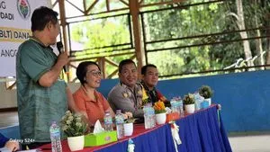 Bhabinkamtibmas Dampingi Penyaluran BLT untuk Pengentasan Kemiskinan